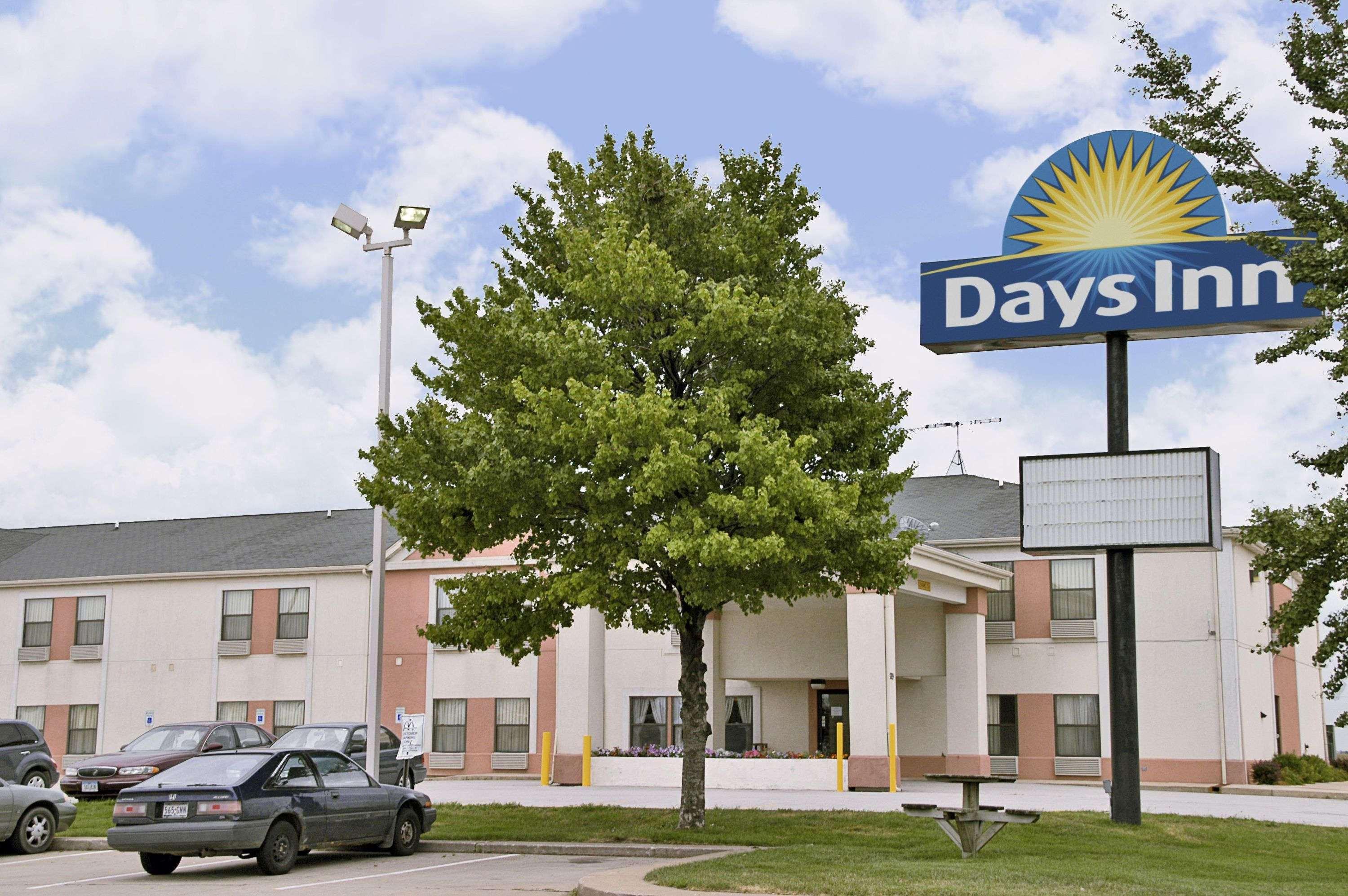 Days Inn By Wyndham Walcott Davenport Exterior photo