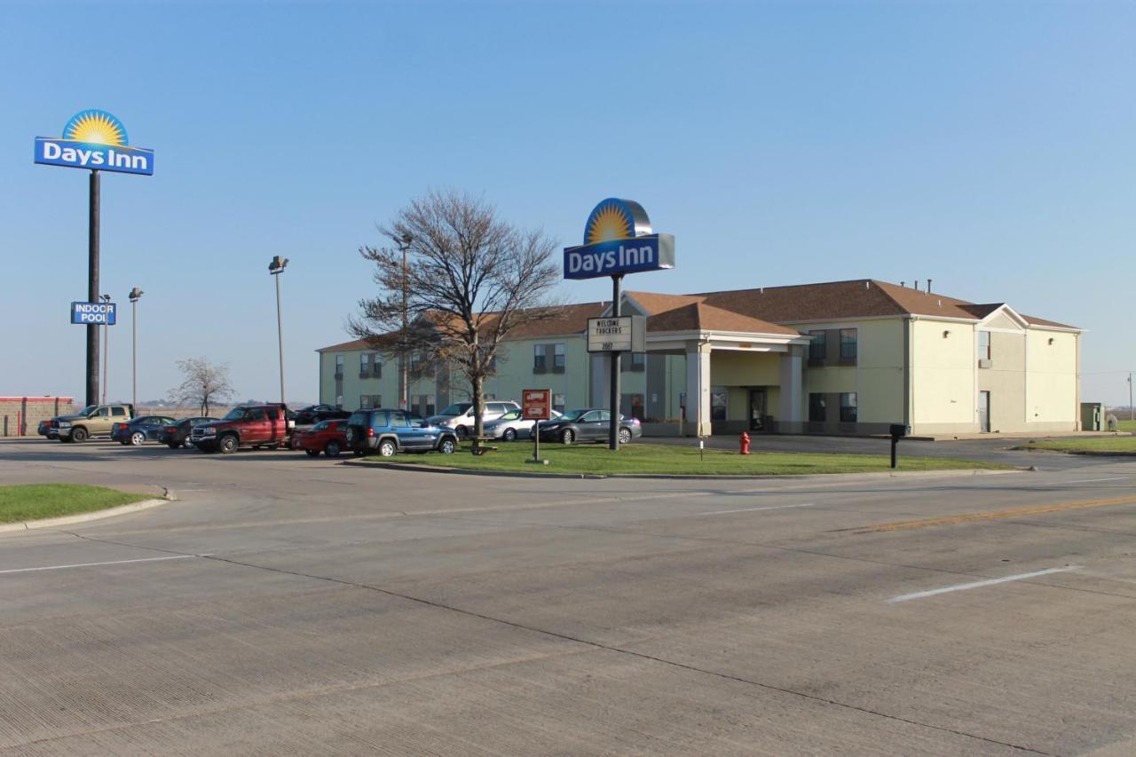 Days Inn By Wyndham Walcott Davenport Exterior photo